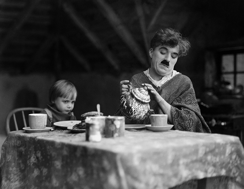 web2 The tramp and the kid – tea and pancakes 30cm